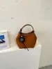 A mais recente bolsa de mão retrô, moderna e estilosa para mulheres, é um item quente no mercado internacional.. É uma bolsa tipo balde de grande capacidade que pode ser carregada como bolsa de ombro ou bolsa transversal, e é versátil o suficiente para combinar com qualquer roupa.