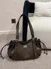 Bolsa Transfronteiriça 2025 Novo Modelo para o Dia a Dia Leve Luxo Retrô com Cordão Bolsa Baguete Nicho Ombro Único Sob o Braço Bolsa de Mão Casual Feminina