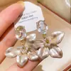 Pendientes de Flor de Perla con Circonita Incrustada de Diamantes de Lujo, Pendientes de Moda de Lujo Ligero y Gama Alta, Pendientes de Estilo Europeo y Americano con un Diseño de Nicho