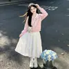 Nueva colección primavera/otoño 2026: un conjunto de dos piezas que presenta un top de manga larga con cuello marinero y una falda midi dulce adornada con un lazo, encarnando un estilo preppy