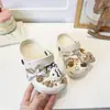 Crocs Gato de Desenho Animado 2026 Novidades de Verão Estilo Pai-Filho para Crianças Sapatos de Praia Férias na Beira-Mar Chinelos Fechados