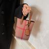 Bolso bandolera para teléfono móvil para mujer, novedad de 2024, súper moderno, pequeño, de moda, para otoño e invierno, ligero, mini bolso de mano de cuero suave.