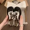 Sapatos casuais populares estilo retrô com design vazado, novidade outono 2026, sapatos de renda femininos para o dia a dia, sapatos de treinamento alemães com sola macia, sapatos femininos da moda