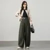 Calça xadrez verde militar de cintura alta com perna curva, um estilo jeans moderno e que rejuvenesce para a temporada de outono de 2026