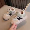 Sapatos de caminhada para bebê, design color block, versáteis, com fechos de velcro, adequados para primavera e outono, estilo novo, sapatos casuais confortáveis e leves para meninas