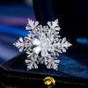 Outono e inverno terno casaco acessórios high-end corsage cobre incrustado de zircão nicho design sentido dupla camada rotativa Broche de flocos de neve