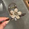 Presilha de Cabelo Floral Estilo Coreano para Mulheres com Presilha Média Elegante e Versátil para a Parte de Trás da Cabeça Novo Acessório de Cabelo 2025 Presilha Tubarão