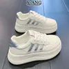 Sapatos Brancos de Couro Bovino de Primeira Camada com Solado Grosso e Cadarço para Mulheres 2026 Novos Versáteis Casuais Esportivos Sapatos Únicos