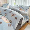 Juego de Ropa de Cama Gruesa de Invierno con Copos de Nieve de Leche de Felpa Cuatro Piezas Juego de Tres Piezas de Sábana de Felpa de Doble Cara, Franela, Felpa de Coral, Funda de Edredón