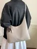 Yuezhi 2026 principios de otoño nueva moda elegante bolsa de hombro de gran capacidad simple para ir al trabajo, bolsa de mano retro simple para debajo del brazo