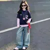 Conjunto de Moletom Falso Duas Peças para Meninas Primavera e Outono 2026 Casual Desenho Animado Blusa Calça Jeans Conjunto Elegante Fashionável Tendência