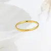 Anillo Sencillo de Lujo Ligero Más Vendido Transfronterizo con Incrustación de Diamante, Acero Inoxidable Electroplateado al Vacío, Anillo Personalizado de Estilo Nicho, Venta al Por Mayor Directa de Fábrica