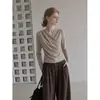 Camiseta de manga larga con cuello en V cruzado y color avena estilo francés AUDIST para mujer, colección otoño 2026, adecuada tanto para llevar sola como debajo de otra prenda, top elegante
