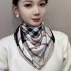 Bufanda Triangular Cálida 2026 Hebilla Bufanda de Cuello de Moda Bufanda Cuadrada Pequeña Otoño e Invierno Nueva Bufanda Magnética Bufanda de Cuello para Mujer Poliéster