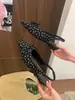 Primeiro encontro com Ji Xiaoxiangfeng: Sapatos de salto anabela femininos para o verão de 2026 com laço, sola grossa, bico quadrado e calcanhar fechado, combinados com uma saia