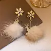 Brincos Pingente de Floco de Neve com Pom-Pom Cravejados de Diamantes Agulha de Prata 2025 Novos Brincos Populares Nicho Elegantes de Alta Qualidade para Mulheres