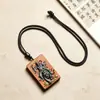 Amuleto de madera de azufaifo alcanzado por un rayo, pintado con la imagen del dios marcial Zhao Gongming, con caracteres de cinabrio en ambos lados, exquisitamente tallado y diseñado como un adorno colgante o colgante, un coleccionable de madera