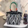 251 Modelos de Bolsas Quadradas Pequenas Populares Transfronteiriças, Bolsas de Lanche de Tricô Portáteis de Grande Capacidade para o Trabalho, Deslocamento e Sacolas de Presente