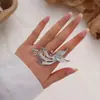 Anillo abierto de estilo dulce y fresco con personalidad de perla de imitación de metal con pliegues de viento exagerados entre Europa y Estados Unidos.