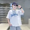 Camiseta de Verano 2026 Estilo Nuevo para Niños Camiseta de Niños Estilo Americano Moderno Fresco Estampado de Letras Manga Corta para Niños Medianos y Grandes Camiseta Casual Cómoda de Cuello Redondo para Hombres
