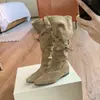 Aumento interno de altura de 4cm ~ Novo produto Lan Gui: Botas longas de salto bloco estilo coreano com bico fino, tira de fivela, plissadas, de comprimento médio até a panturrilha, para mulheres, podem ser usadas de duas maneiras