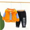 Primavera de 2026 Nova Roupa Infantil Leão nas Costas Manga Longa Conjunto de Três Peças Estilo Coreano Elegante Terno de Manga Longa para Meninos
