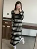 Vestido de Tricô Quadrado Listrado Outono e Inverno Plus Size Feminino para Gordinhas, Aparência Emagrecedora e Estilo Longo com Saia Suéter Base