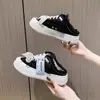 Pantuflas Casuales Blancas para Mujer, Uso Exterior de Verano y Primavera, Nuevo Estilo 2026, Suela Gruesa, Slip-On a la Moda, Puntera Cerrada, Zapatos de Lona Half-Slip