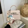 2026 Nuevo Bolso de Hombro Retro de Nicho Estilo Coreano de PU para Mujer con Lindo Colgante de Oso de Peluche, Bolso Versátil para el Hombro para el Viaje Diario
