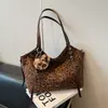 Bolsa Casual Retro Grande Capacidade Estampa de Leopardo 2025 Nova Versátil para o Dia a Dia Bolsa de Ombro Feminina Bolsa Tote para Estudante Universitário