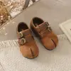 Sapatos Mary Jane infantis estilo retrô com estampa de leopardo, coleção de outono, sapatos infantis com duas tiras e biqueira dividida, versáteis, confortáveis e com sola macia, sapatos pequenos de couro