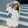 Conjunto Curto de Verão para Meninas 2026 Novo Estilo Moda Coreana Infantil Estilo Letra Manga Curta Saia Bolha Conjunto de Duas Peças