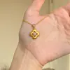 Colar de Trevo de Quatro Folhas Dourado Escovado Antigo Médio Feminino Retro Luxo Leve High-end Vazado Zircônia Flor Pingente Corrente da Clavícula