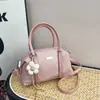 Bolsa de mão estilosa e única para mulheres, coleção outono 2026: uma bolsa de ombro retrô, casual e moderna, perfeita para o trajeto diário.