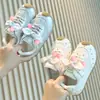 Nuevos estilos de primavera y otoño de zapatillas deportivas para niños, zapatos de princesa de suela blanda para niñas, zapatillas casuales de lunares cubiertas de cuero