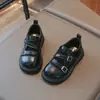 Zapatos de cuero suaves para niñas con doble hebilla, mocasines retro de plataforma antideslizantes para niños, zapatos casuales versátiles de cuero suave estilo británico