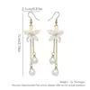 Brincos de gancho com flor de franja, design de nicho, brincos delicados e modernos para mulheres, com um toque de luxo e elegância, e um sofisticado adorno de pérolas