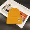 Gorro de Tricô com Logo de Rosto Sorridente Fofo Estilo Japonês para Mulheres, Outono e Inverno Quente Tendência Versátil Proteção de Orelha Gorro de Tricô Preto para Homens