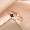 Versão coreana da pulseira clássica de aço titânio trevo de quatro folhas concha preta e branca moda feminina Coringa aço inoxidável joias simples fabricantes atacado