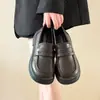 2026 Sapatos Femininos Versáteis de Salto Grosso Estilo Britânico Elegante Mocassins de Calçar Retro com Sola Grossa Novo Modelo