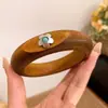 Pulseras de Madera Nuevas Transfronterizas Europeas y Americanas, Pulseras Retro, Simples y Versátiles, Lujo Ligero, de Gama Alta y con Temperamento para Mujeres al por Mayor