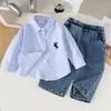 Roupas Infantis Europeias e Americanas Primavera e Outono Nova Camisa Listrada + Jeans Retrô Estilo Acadêmico Temperamento Versátil Fábrica de Origem