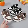 Zapatos para Niñas 2026 Primavera y Otoño Nuevas Zapatillas de Moda Zapatos Deportivos para Niños Versátiles Casuales Suela Suave Zapatos Blancos para Niños Mayores