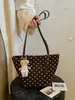 2026 Otoño/Invierno Diseño Nicho Retro Lunares Bolso Cubo Gran Capacidad Versátil para Viajes Diarios Bolso de Hombro Único Bolso de Axila