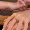 Oro Real 24K Electrochapado Fuerte Retención de Color Lujo Accesible Forma de Cruz Zirconio Microincrustado Anillo Abierto Moda Diseño Ajustable