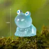 Enfeites de paisagem em miniatura, figuras de sapos coloridas que brilham no escuro, artesanato criativo de resina com musgo, pequenas decorações de mesa