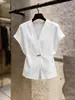 Top Feminino Branco de Manga Curta com Decote V de Luxo Leve Estilo Coreano, Novo Verão 2026 Top Slimming Texturizado que Marca a Cintura