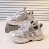 Zapatillas modernas y versátiles para niños, nuevo estilo primavera 2026, zapatillas casuales de suela blanda con moño de moda para niñas