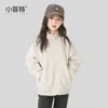 Coleção de outono 2026 para meninas Xiaofei, novo estilo, top infantil quente de fleece, tamanho médio e grande, jaqueta casual com gola alta, moderna