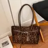 Bolso de mano informal de gamuza y felpa de nicho para mujer, Otoño, Gran capacidad, Moda retro, Estampado de leopardo, Bolso de hombro único para el trabajo/viaje